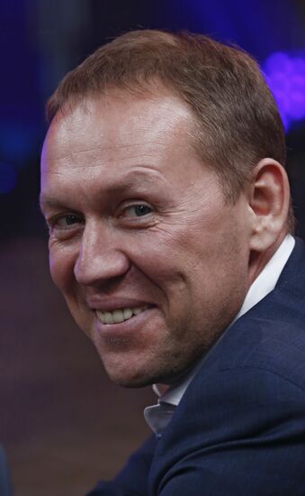 "Newsical" Gospodin Khoroshy airs on Dozhd Internet TV channel