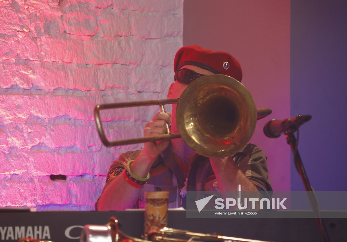 "Newsical" Gospodin Khoroshy airs on Dozhd Internet TV channel