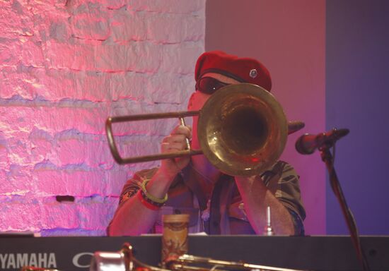 "Newsical" Gospodin Khoroshy airs on Dozhd Internet TV channel