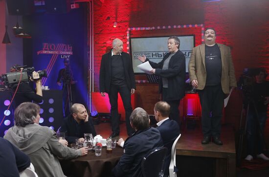 "Newsical" Gospodin Khoroshy airs on Dozhd Internet TV channel