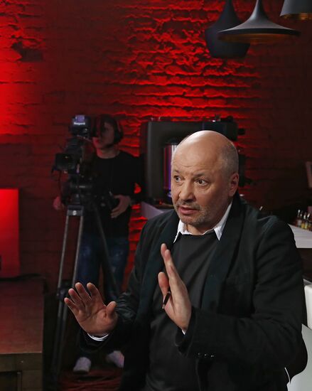 "Newsical" Gospodin Khoroshy airs on Dozhd Internet TV channel