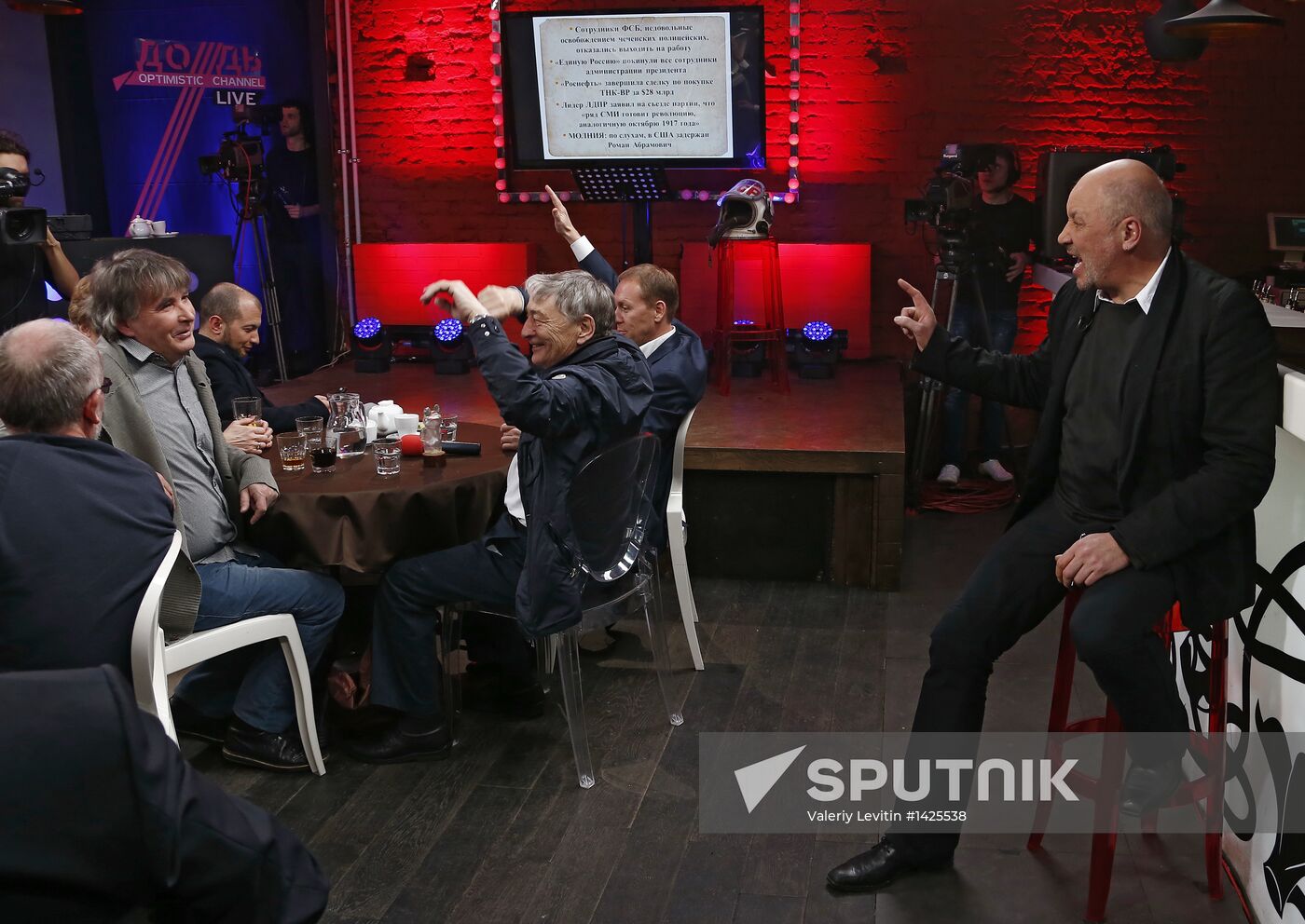 "Newsical" Gospodin Khoroshy airs on Dozhd Internet TV channel