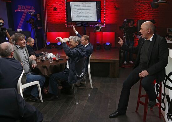 "Newsical" Gospodin Khoroshy airs on Dozhd Internet TV channel