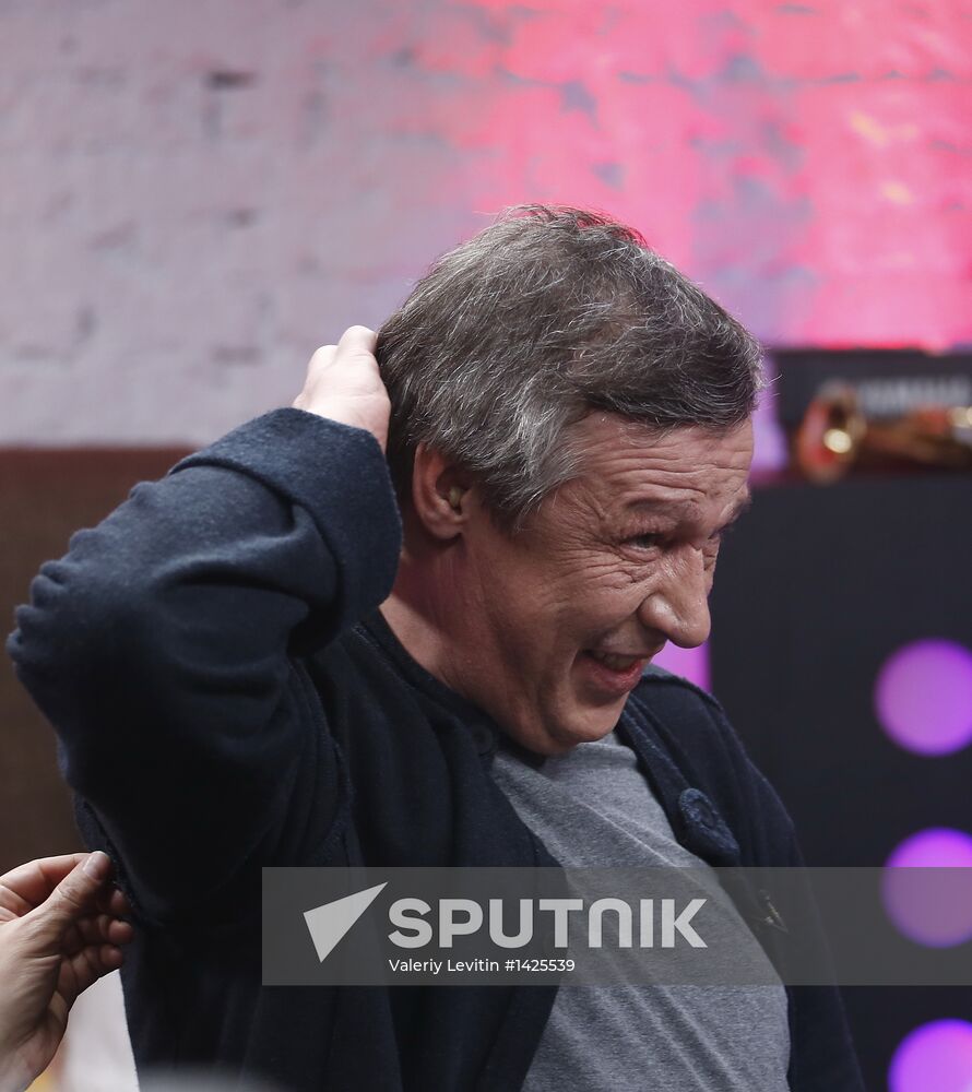 "Newsical" Gospodin Khoroshy airs on Dozhd Internet TV channel