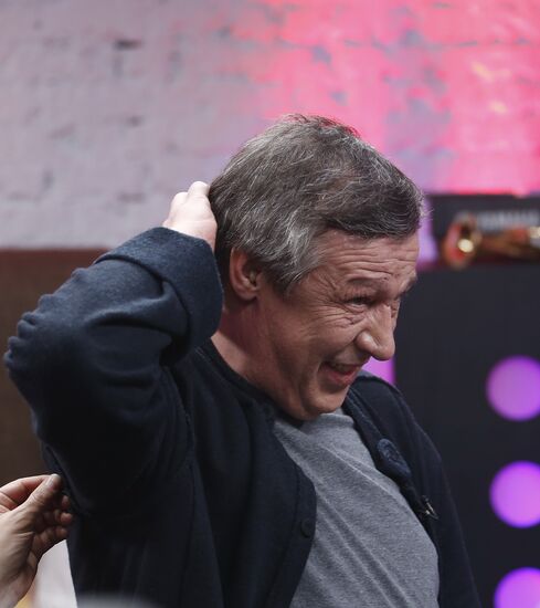 "Newsical" Gospodin Khoroshy airs on Dozhd Internet TV channel