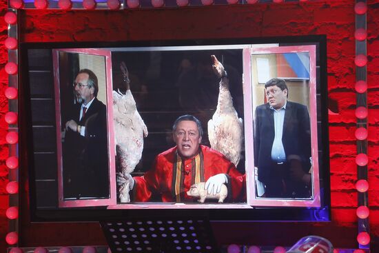 "Newsical" Gospodin Khoroshy airs on Dozhd Internet TV channel