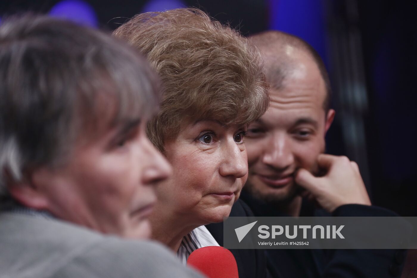 "Newsical" Gospodin Khoroshy airs on Dozhd Internet TV channel