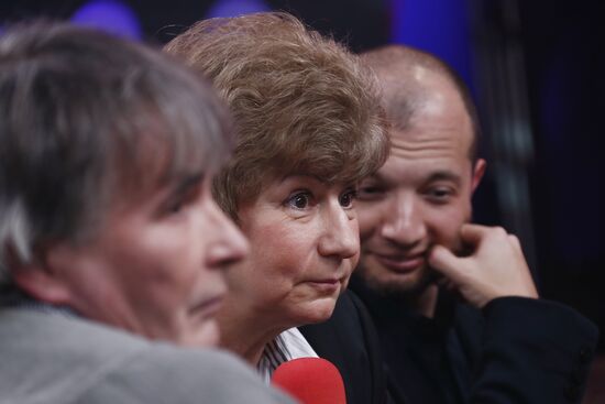 "Newsical" Gospodin Khoroshy airs on Dozhd Internet TV channel