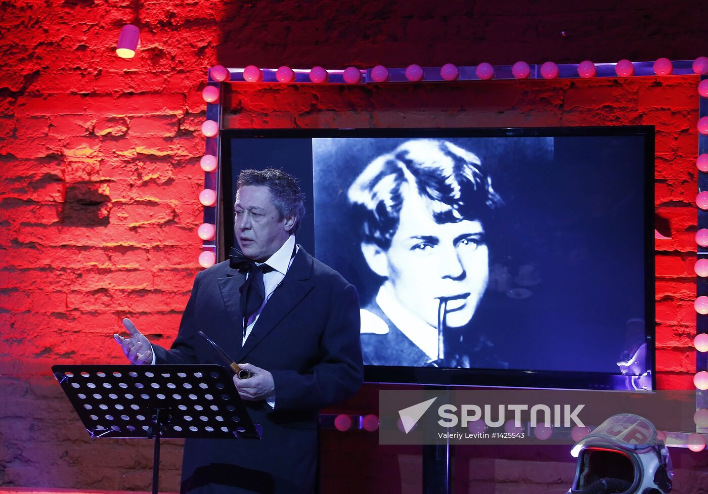 "Newsical" Gospodin Khoroshy airs on Dozhd Internet TV channel