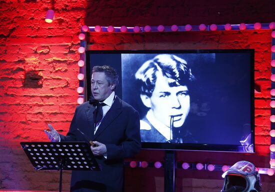 "Newsical" Gospodin Khoroshy airs on Dozhd Internet TV channel