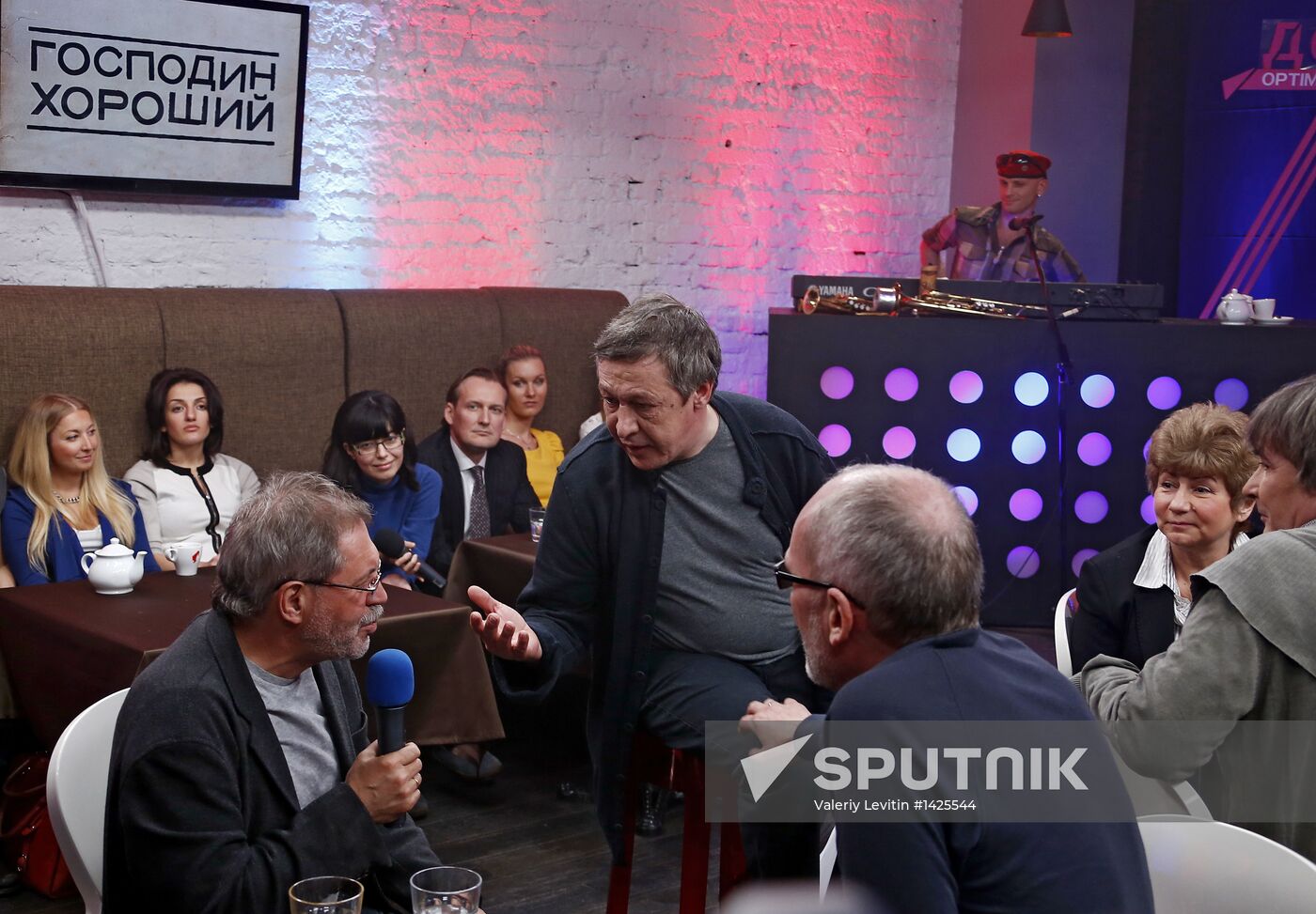 "Newsical" Gospodin Khoroshy airs on Dozhd Internet TV channel