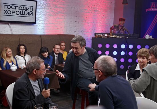 "Newsical" Gospodin Khoroshy airs on Dozhd Internet TV channel