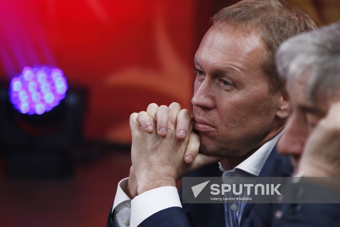 "Newsical" Gospodin Khoroshy airs on Dozhd Internet TV channel