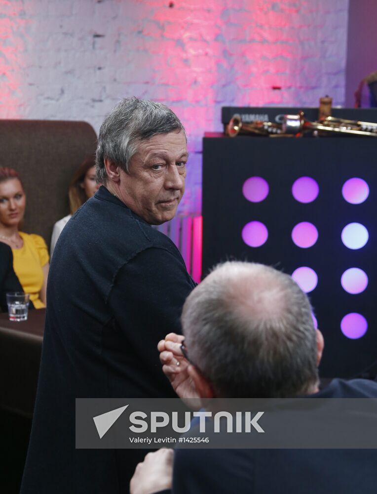 "Newsical" Gospodin Khoroshy airs on Dozhd Internet TV channel