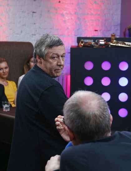 "Newsical" Gospodin Khoroshy airs on Dozhd Internet TV channel