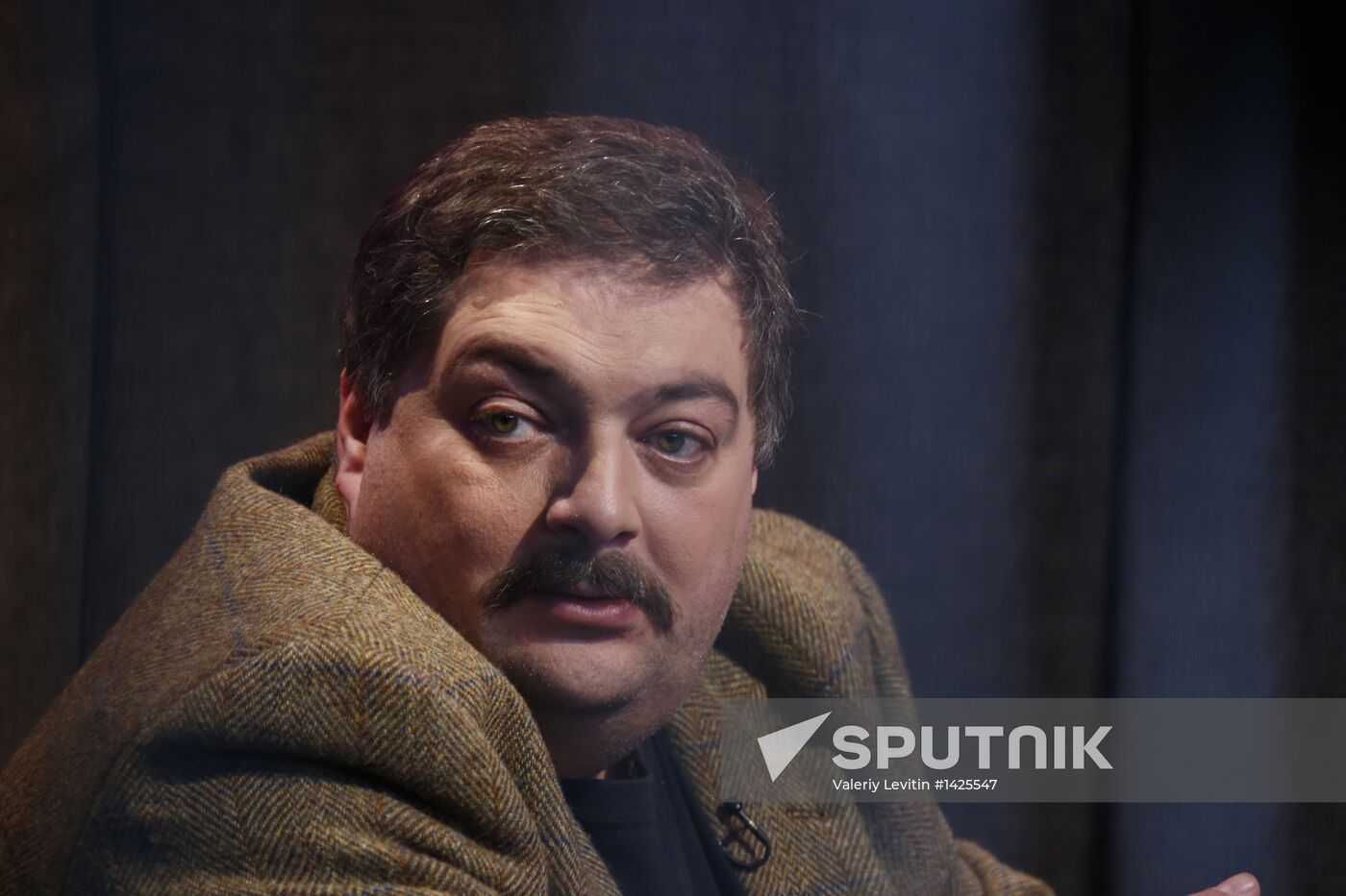 "Newsical" Gospodin Khoroshy airs on Dozhd Internet TV channel