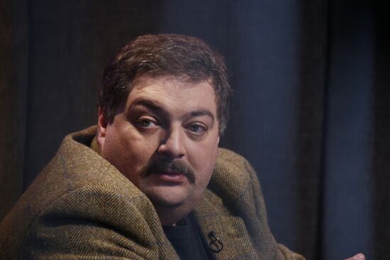 "Newsical" Gospodin Khoroshy airs on Dozhd Internet TV channel