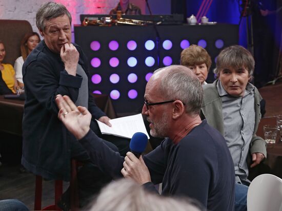 "Newsical" Gospodin Khoroshy airs on Dozhd Internet TV channel