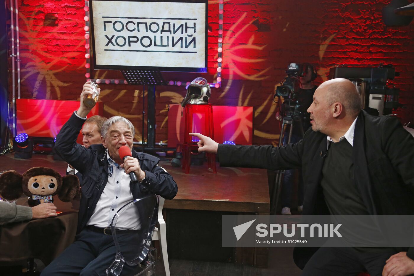 "Newsical" Gospodin Khoroshy airs on Dozhd Internet TV channel