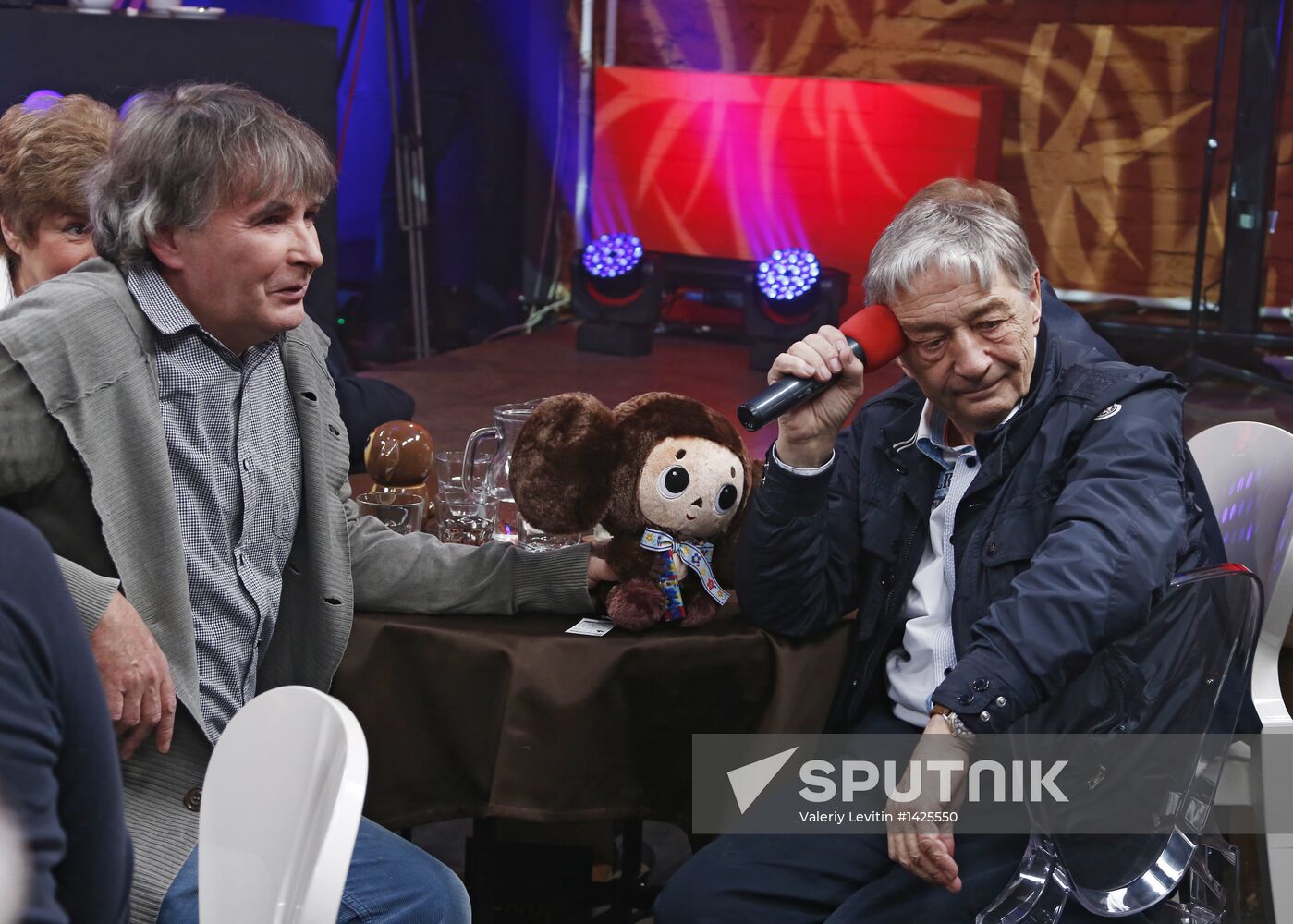 "Newsical" Gospodin Khoroshy airs on Dozhd Internet TV channel