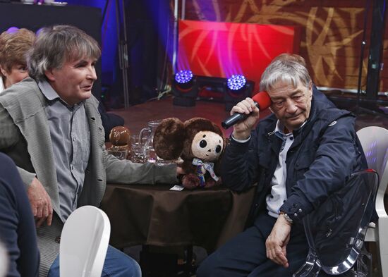 "Newsical" Gospodin Khoroshy airs on Dozhd Internet TV channel