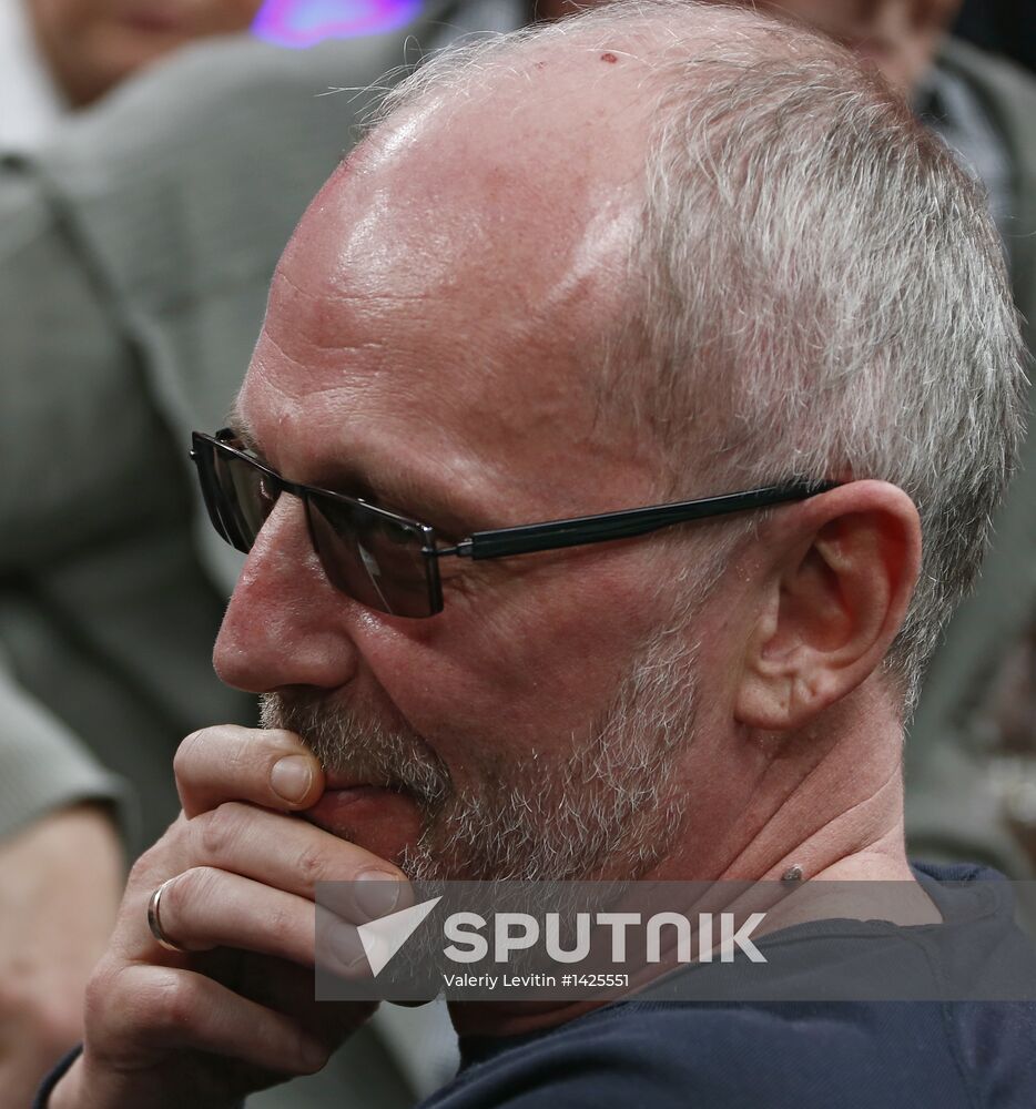 "Newsical" Gospodin Khoroshy airs on Dozhd Internet TV channel