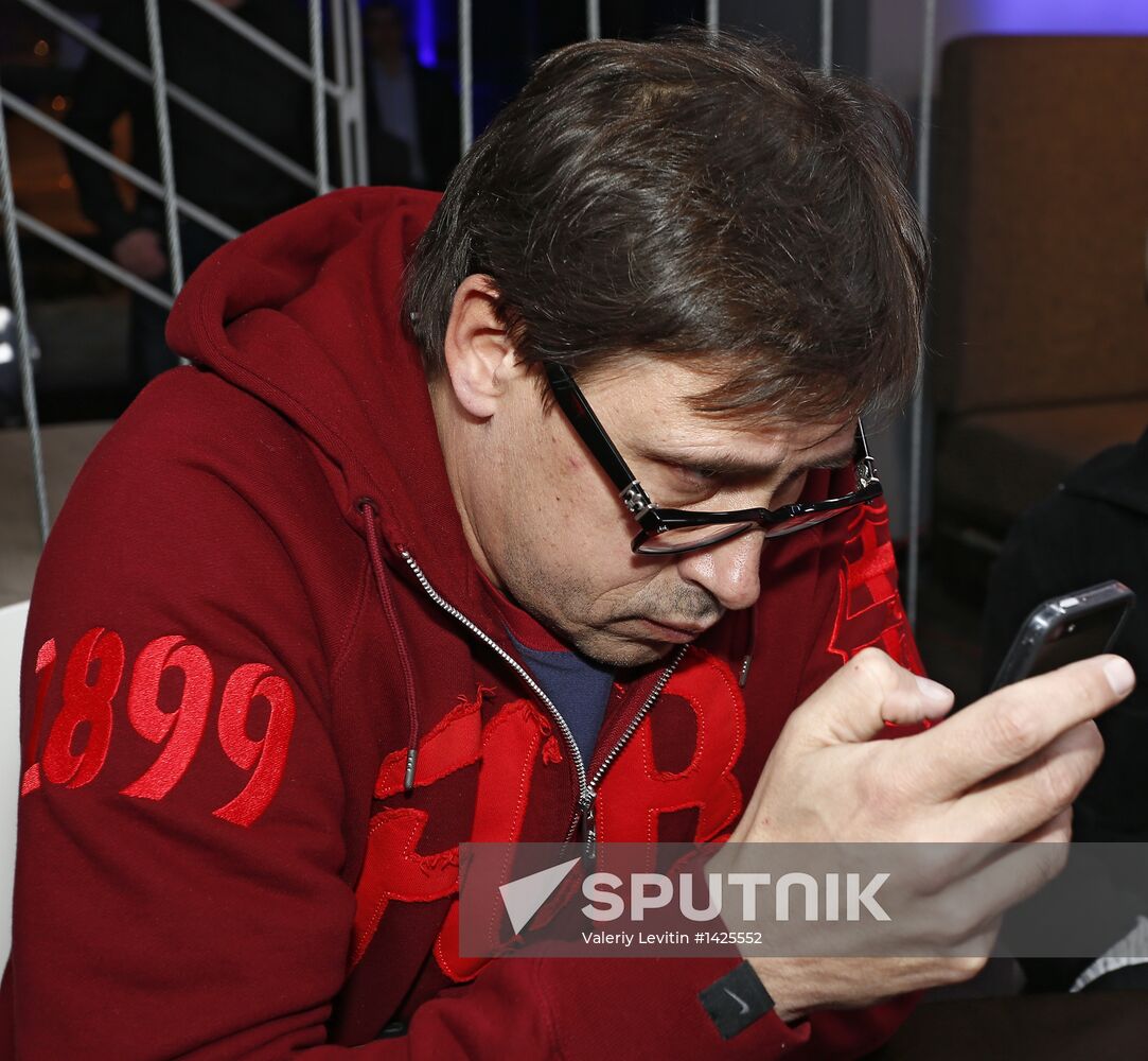 "Newsical" Gospodin Khoroshy airs on Dozhd Internet TV channel