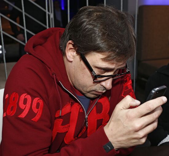 "Newsical" Gospodin Khoroshy airs on Dozhd Internet TV channel