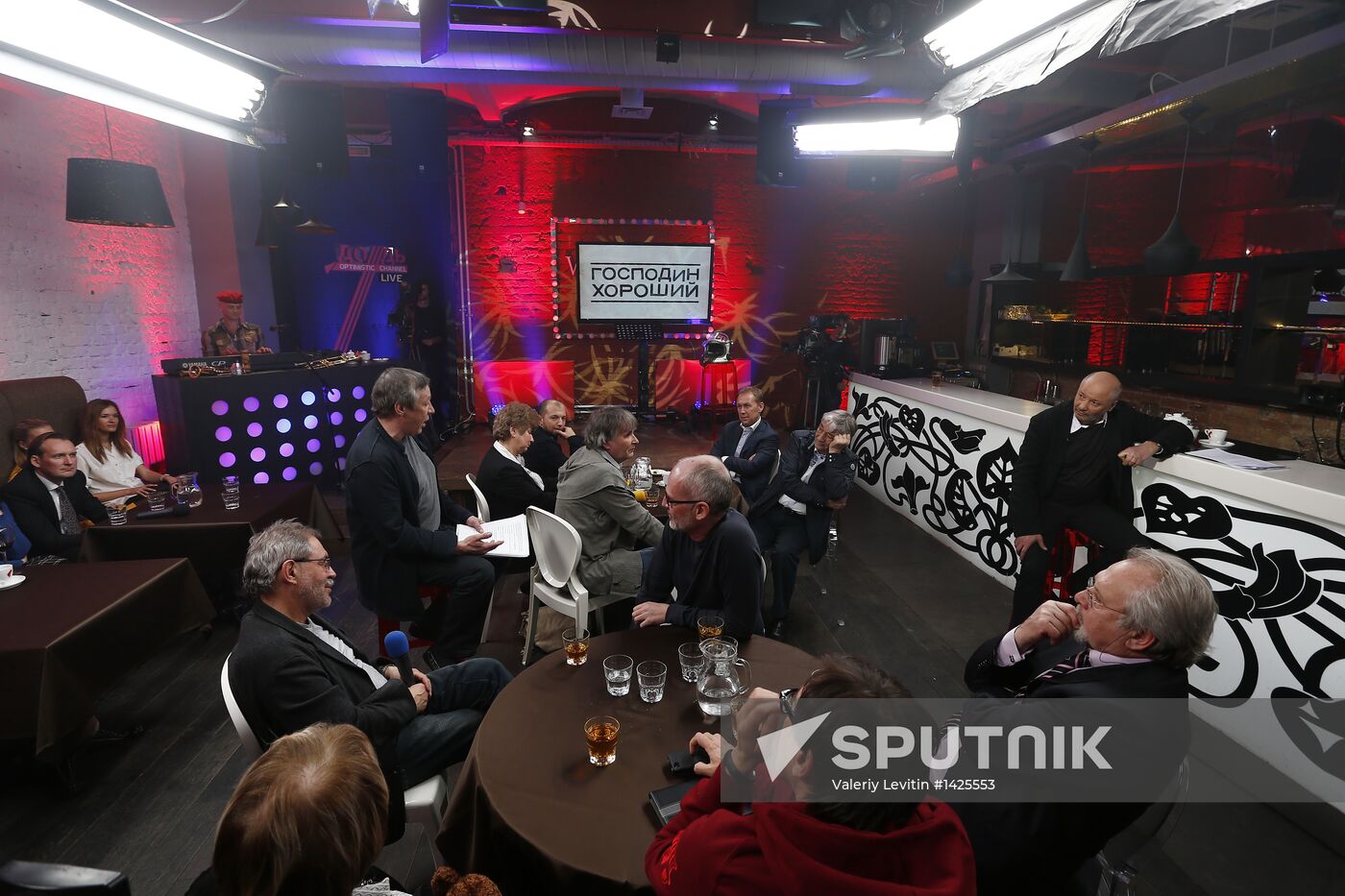 "Newsical" Gospodin Khoroshy airs on Dozhd Internet TV channel