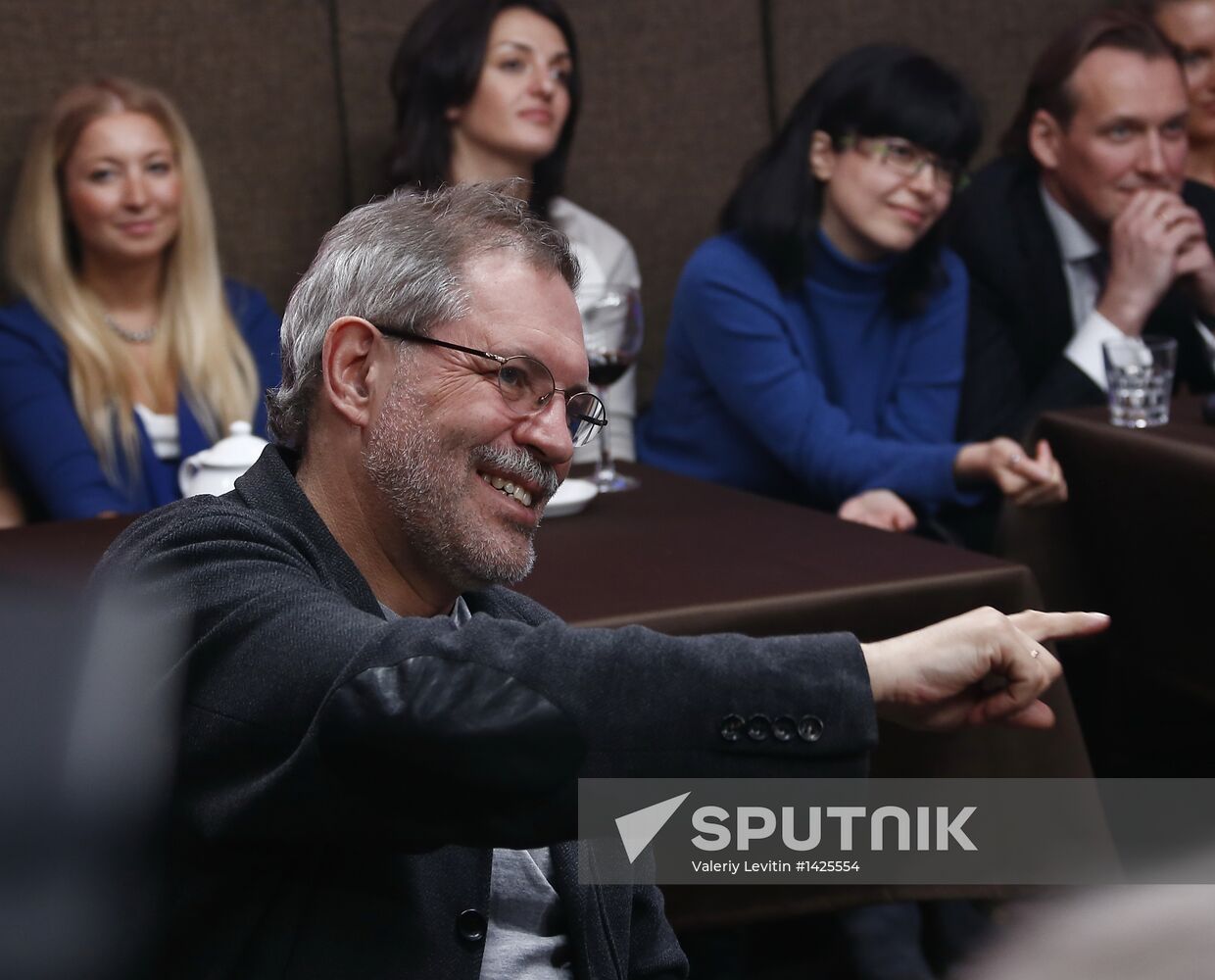 "Newsical" Gospodin Khoroshy airs on Dozhd Internet TV channel