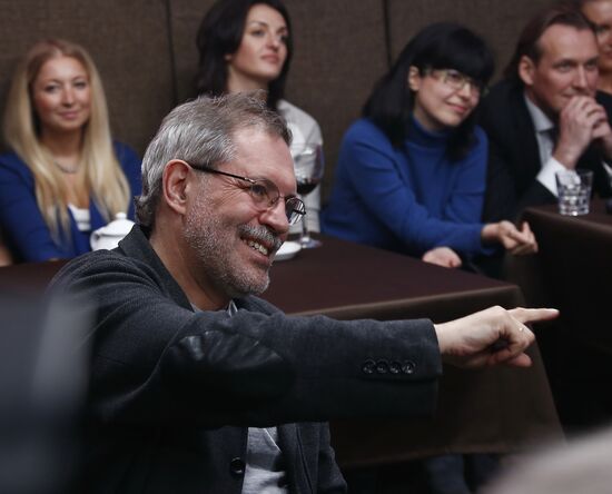 "Newsical" Gospodin Khoroshy airs on Dozhd Internet TV channel