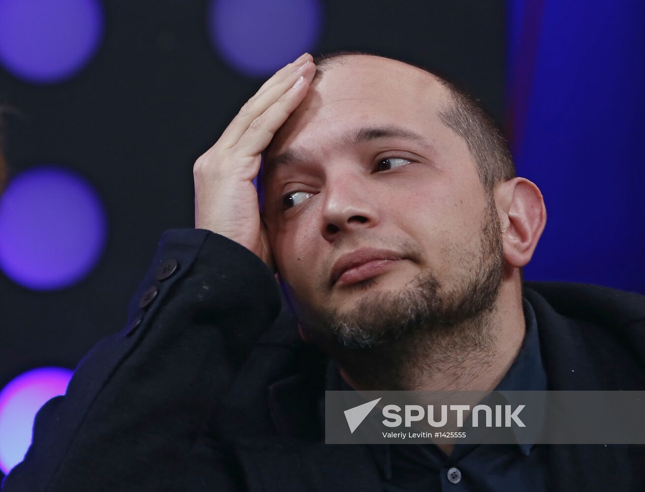 "Newsical" Gospodin Khoroshy airs on Dozhd Internet TV channel