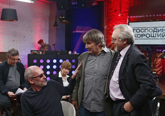 "Newsical" Gospodin Khoroshy airs on Dozhd Internet TV channel