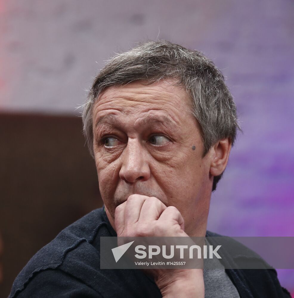 "Newsical" Gospodin Khoroshy airs on Dozhd Internet TV channel