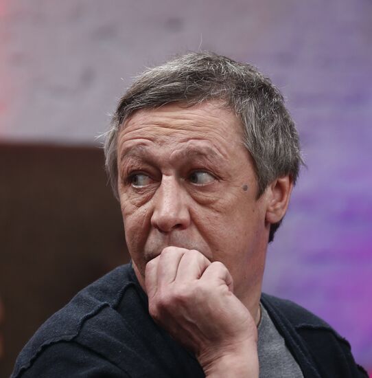 "Newsical" Gospodin Khoroshy airs on Dozhd Internet TV channel