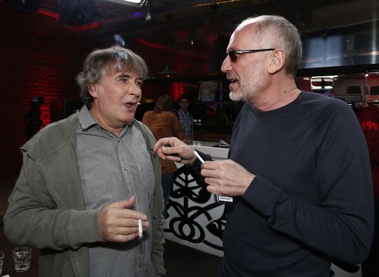 "Newsical" Gospodin Khoroshy airs on Dozhd Internet TV channel