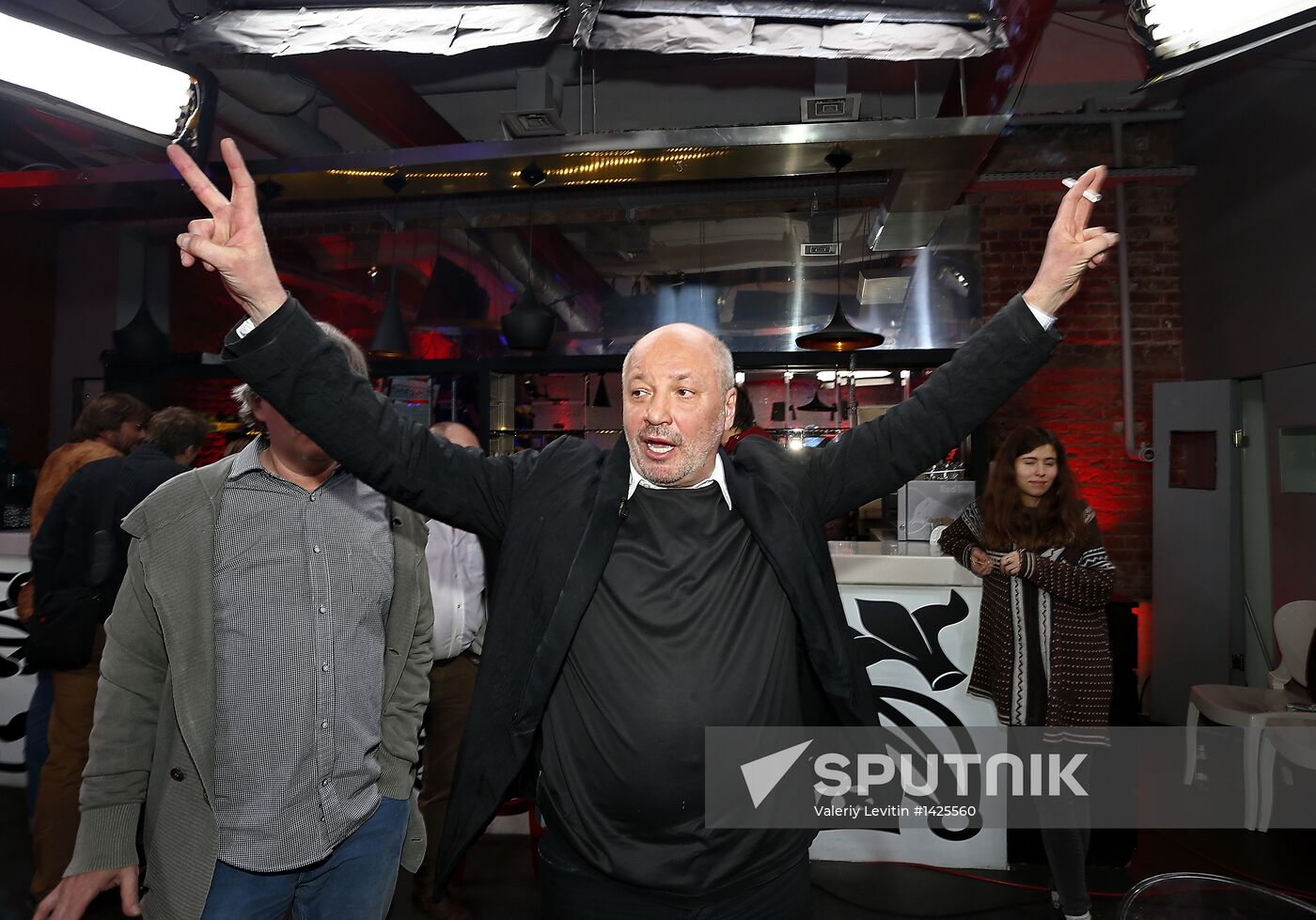 "Newsical" Gospodin Khoroshy airs on Dozhd Internet TV channel