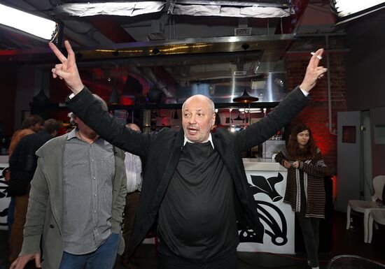 "Newsical" Gospodin Khoroshy airs on Dozhd Internet TV channel