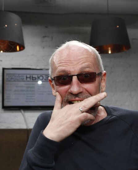 "Newsical" Gospodin Khoroshy airs on Dozhd Internet TV channel