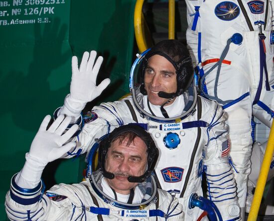 Cosmonauts board Soyuz-TMA-08M spacecraft before launch