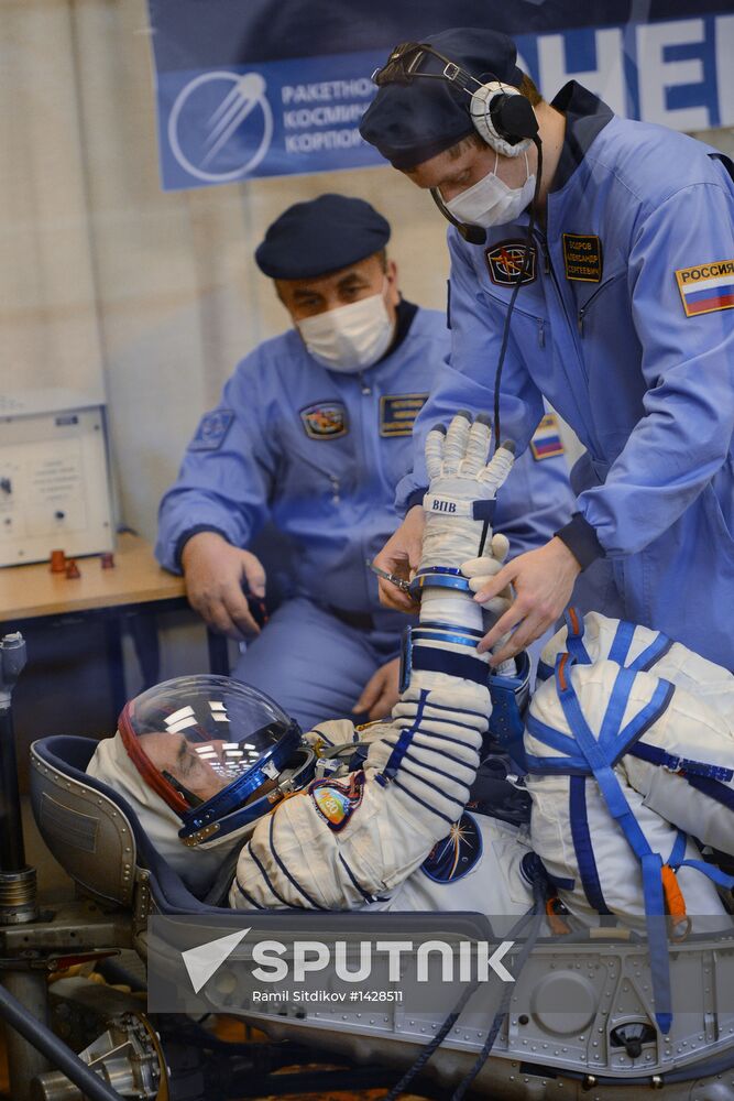 Suiting up before launch of RN Soyuz-FG with Soyuz TMA-08M