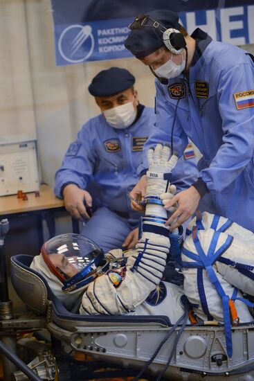 Suiting up before launch of RN Soyuz-FG with Soyuz TMA-08M