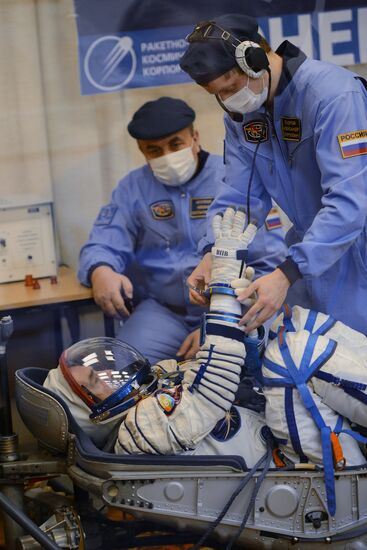 Suiting up before launch of RN Soyuz-FG with Soyuz TMA-08M