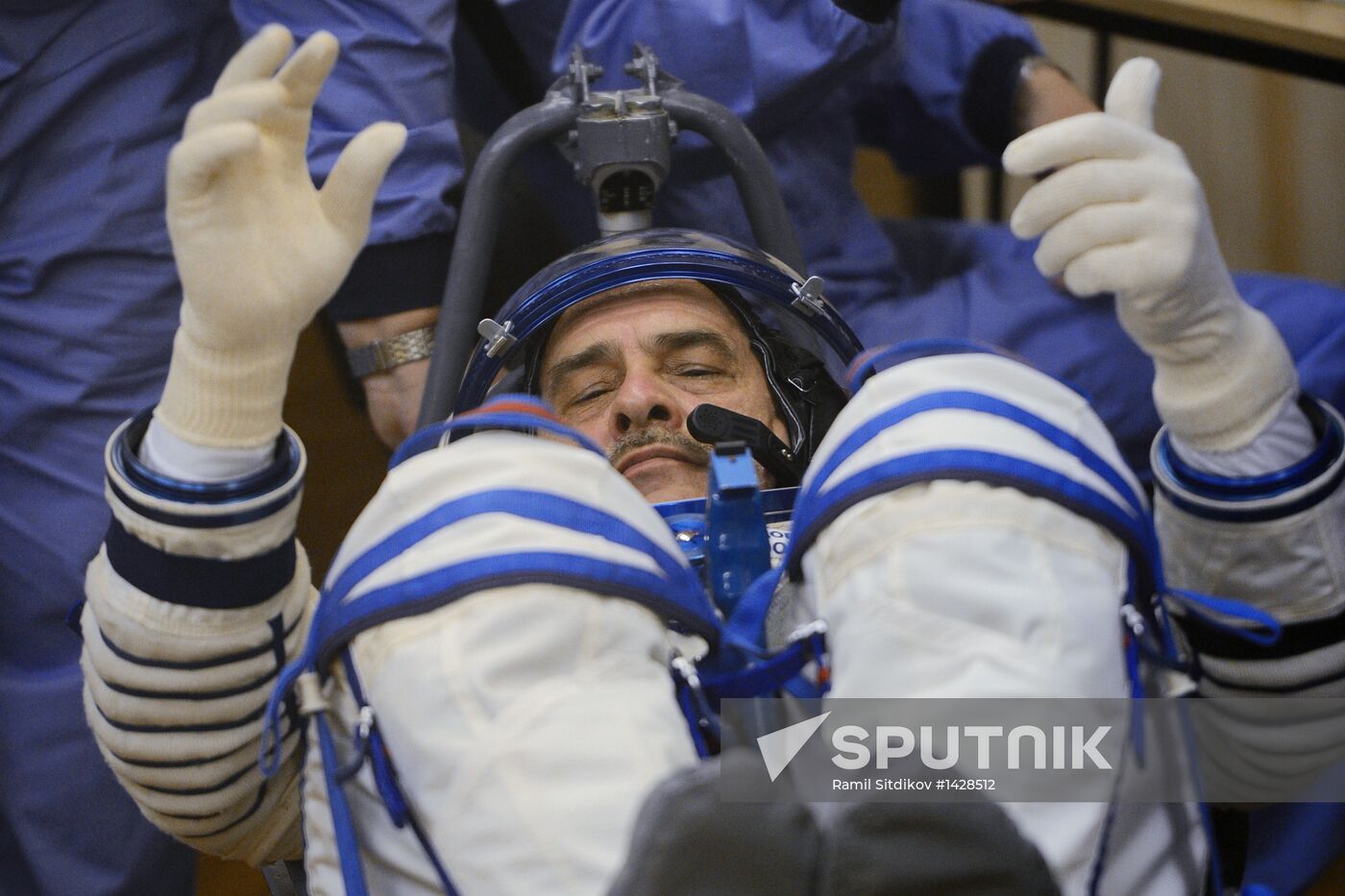 Suiting up before launch of RN Soyuz-FG with Soyuz TMA-08M