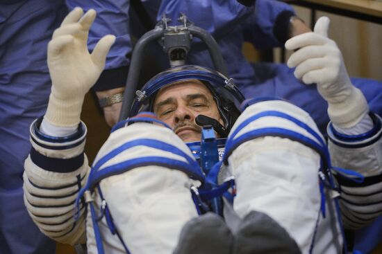 Suiting up before launch of RN Soyuz-FG with Soyuz TMA-08M