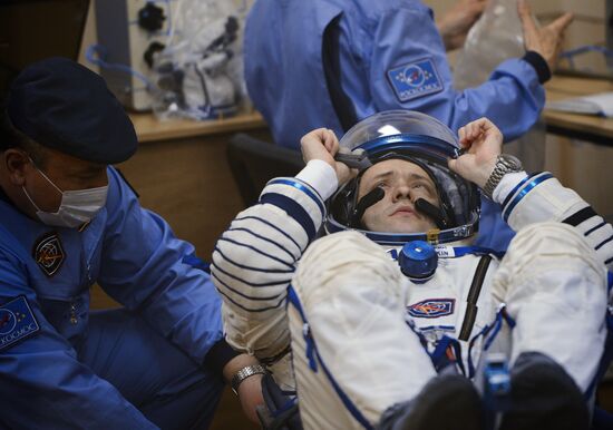 Suiting up before launch of RN Soyuz-FG with Soyuz TMA-08M