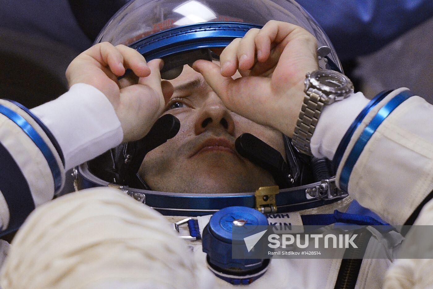 Suiting up before launch of RN Soyuz-FG with Soyuz TMA-08M