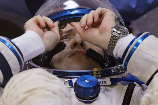 Suiting up before launch of RN Soyuz-FG with Soyuz TMA-08M