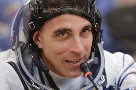 Suiting up before launch of RN Soyuz-FG with Soyuz TMA-08M