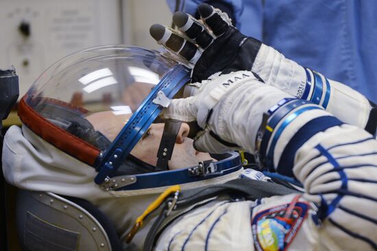 Suiting up before launch of RN Soyuz-FG with Soyuz TMA-08M